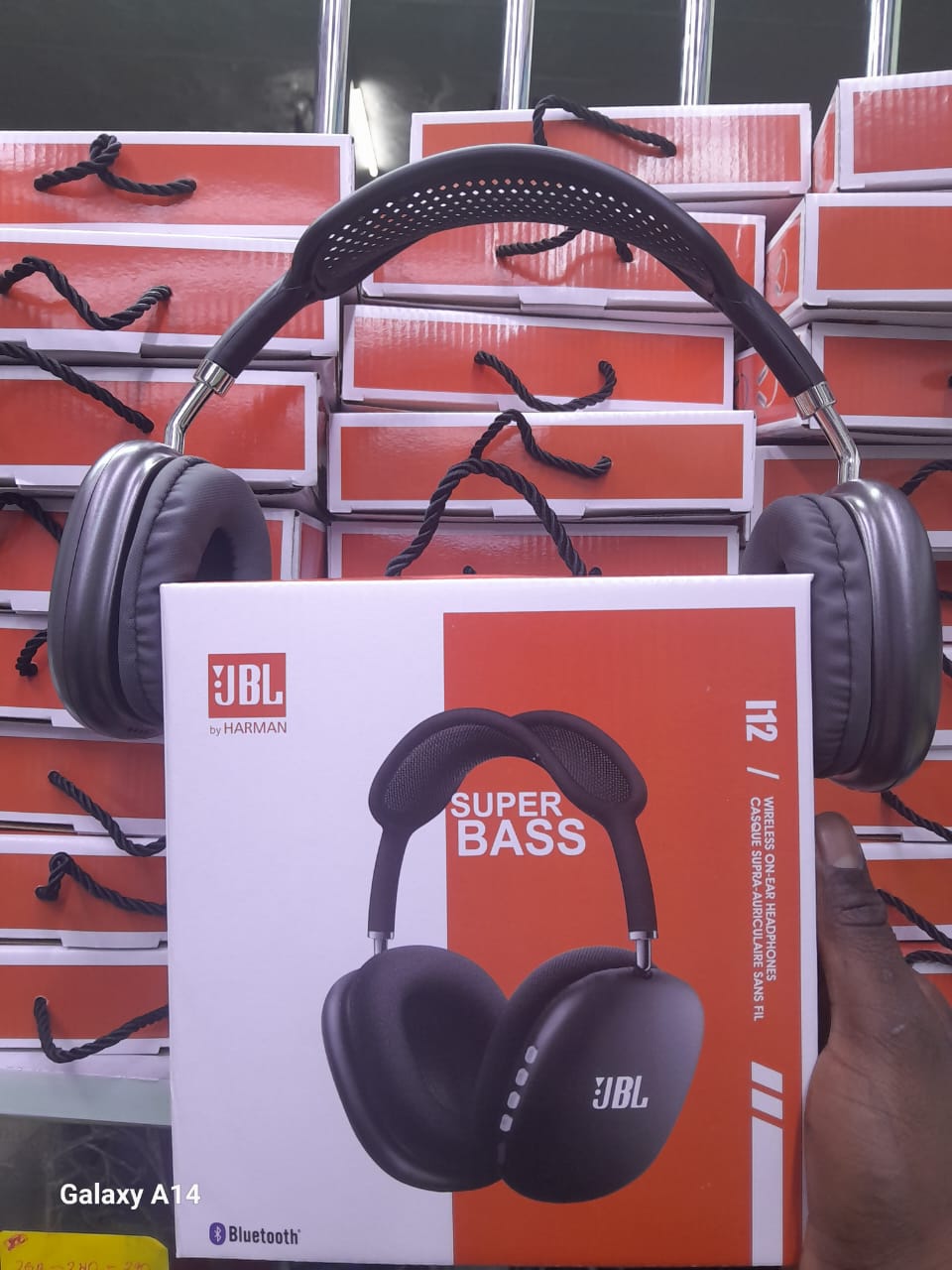 JBL wireless headphones, headsets, and earbuds designed for an active lifestyle. Find the perfect match for your daily needs.