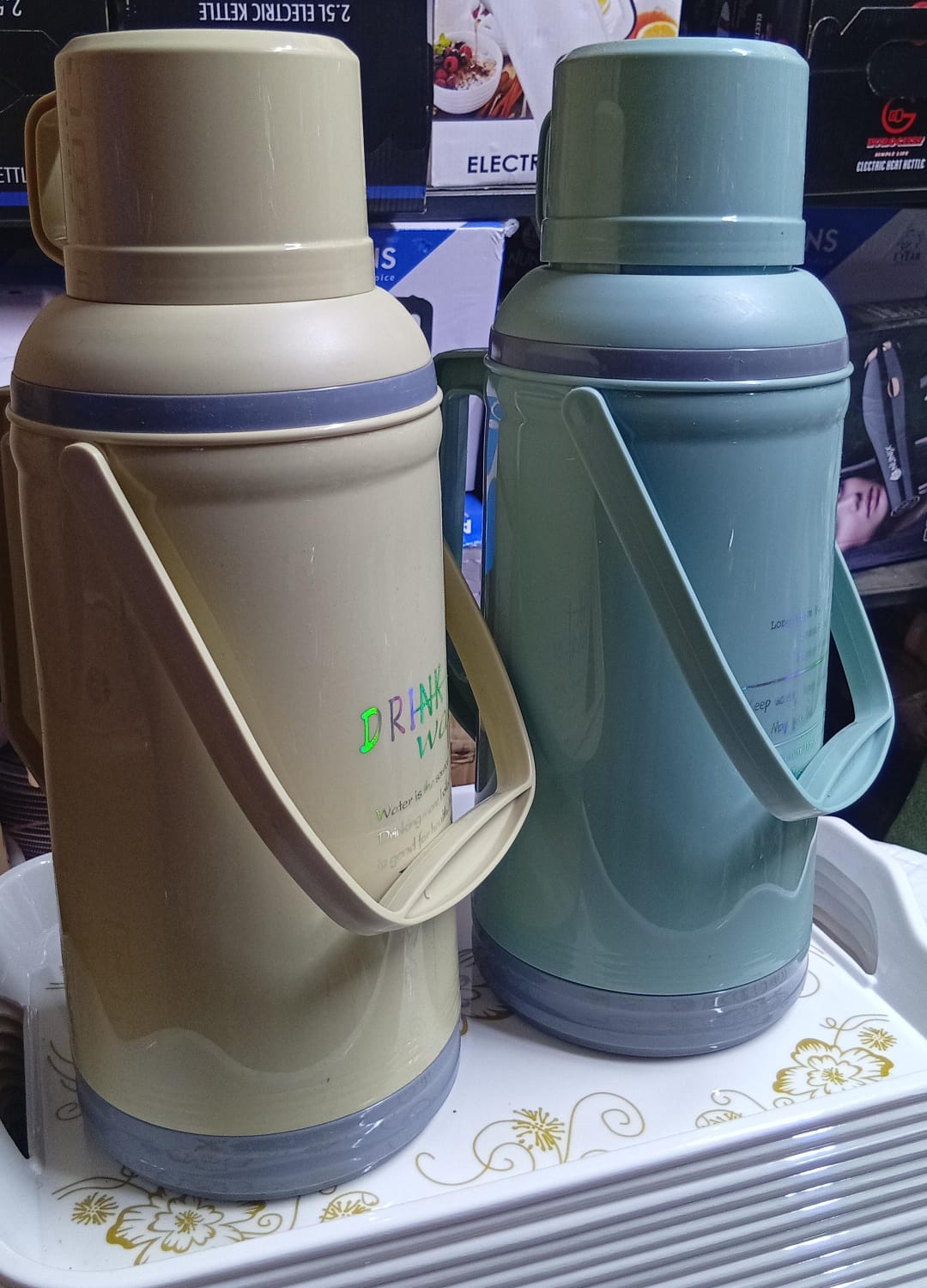 3.2 Litres Vacuum flask/Thermos holds alot of tea/coffee with a handle to carry keeps hot upto 12 hours