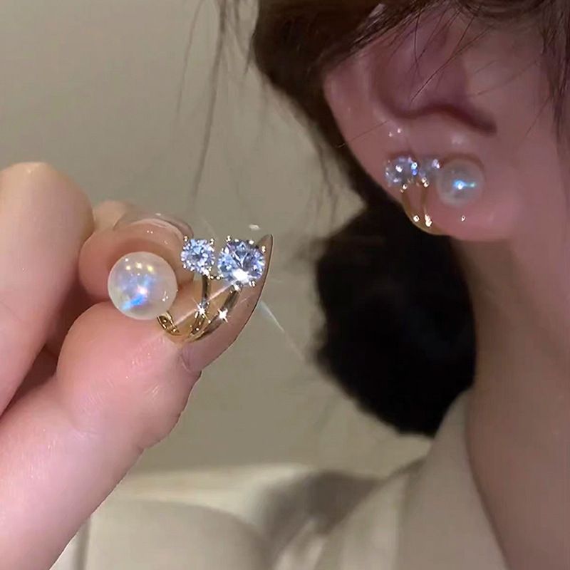 Pearl earrings with niche design and high-end feel. One pair of new trendy earrings to wear