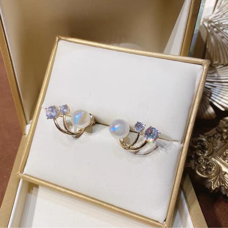 Pearl earrings with niche design and high-end feel. One pair of new trendy earrings to wear