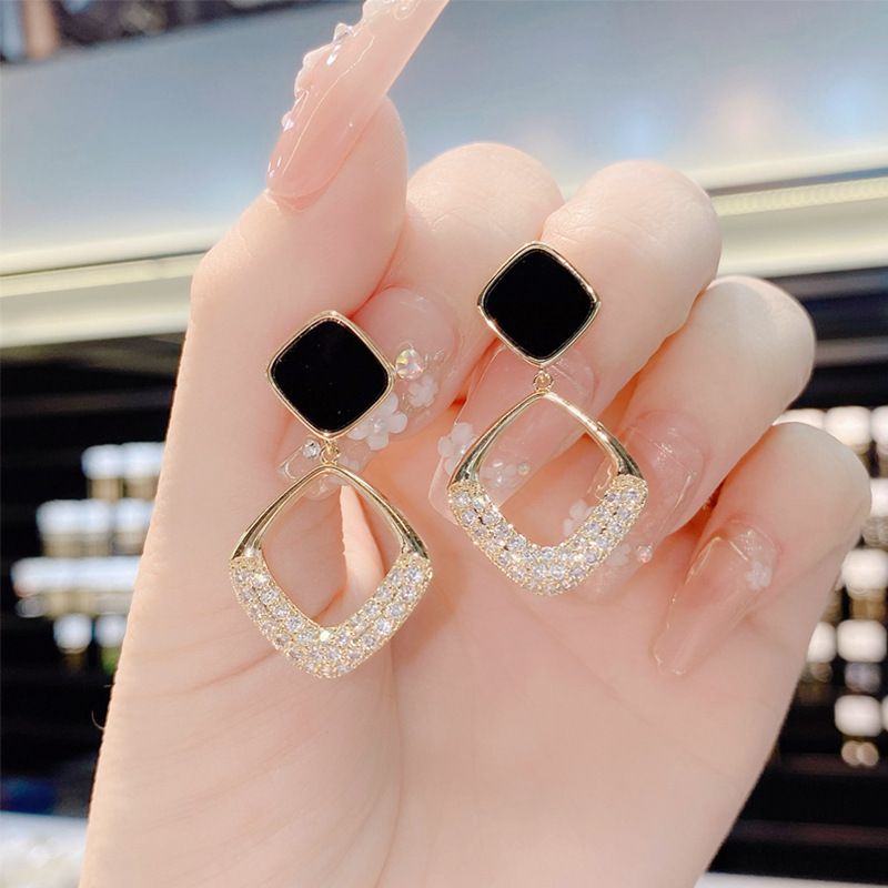 Minimalist, niche, light luxury design, geometric diamond studded earrings, internet famous temperament, high-end earrings