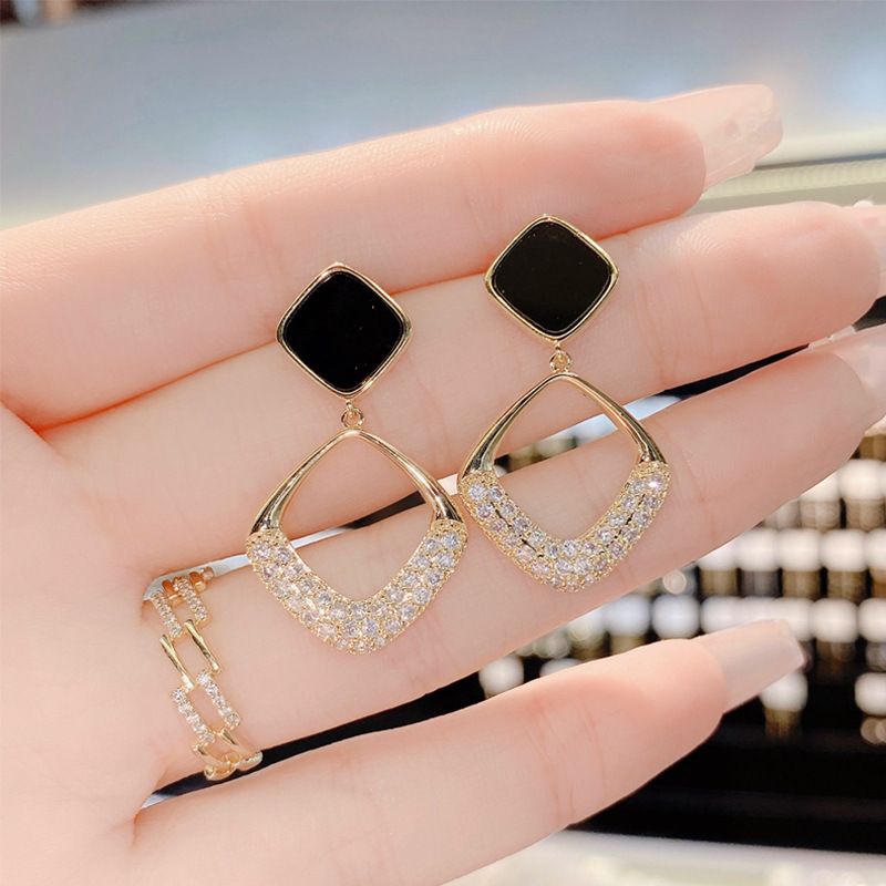 Minimalist, niche, light luxury design, geometric diamond studded earrings, internet famous temperament, high-end earrings