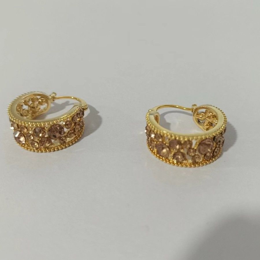 New high-end light luxury coffee colored crystal geometric ear buckle with niche design temperament French fashion earrings for women