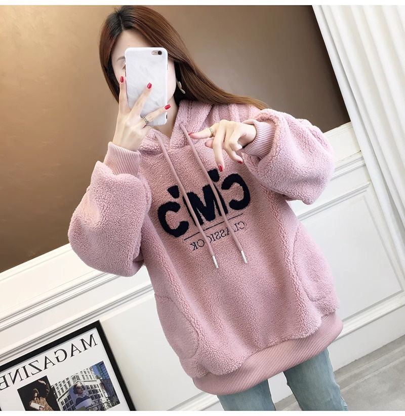 Women's hoodie with thick woolen letters hooded lambhair for winter, wearing a fleece jacket for outerwear