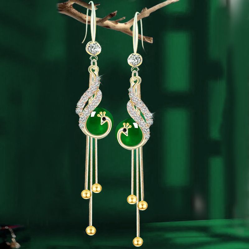 New cat eye stone tassel earrings for women with a high-end and elegant temperament. Long earrings with fashionable and versatile hooks and earrings