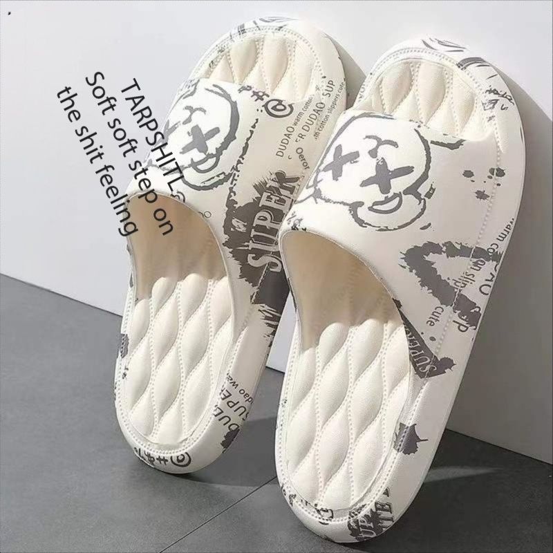Slippers for men and women in summer, cool slippers for wearing on the outside with soft soles, trendy new styles for home bathing, a sense of stepping on poop, and beach sandals