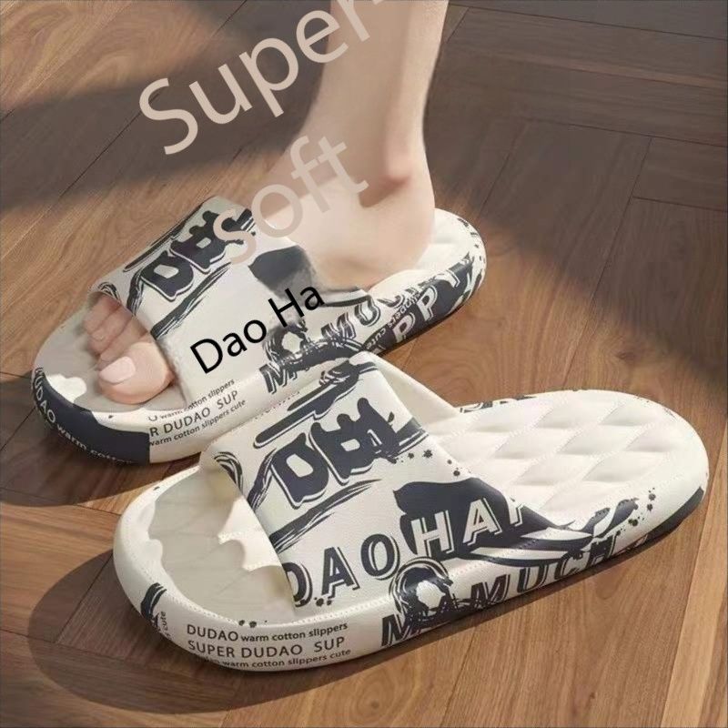 Slippers for men and women in summer, cool slippers for wearing on the outside with soft soles, trendy new styles for home bathing, a sense of stepping on poop, and beach sandals