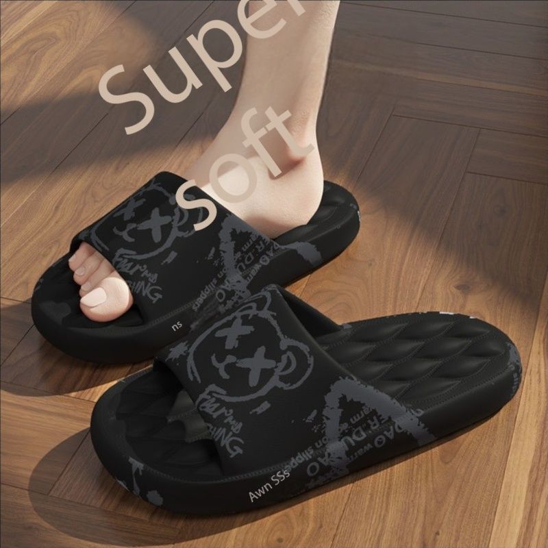 Slippers for men and women in summer, cool slippers for wearing on the outside with soft soles, trendy new styles for home bathing, a sense of stepping on poop, and beach sandals