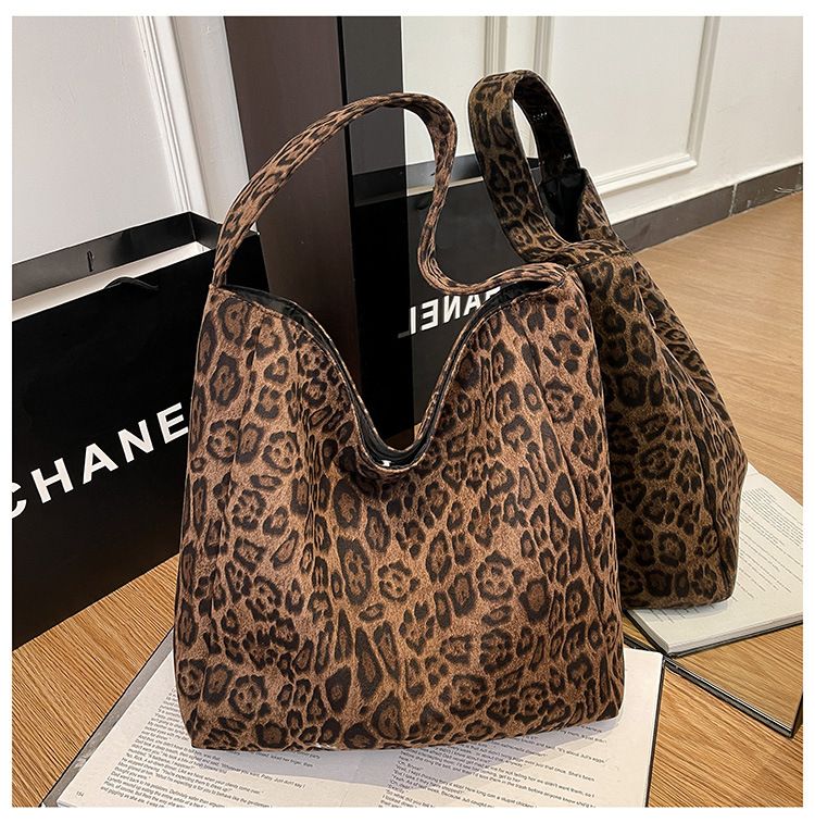 Large capacity leopard print tote bag, women's deer skin velvet new versatile commuting bag, lazy and casual, niche single shoulder women's bag