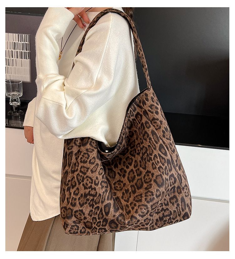 Large capacity leopard print tote bag, women's deer skin velvet new versatile commuting bag, lazy and casual, niche single shoulder women's bag