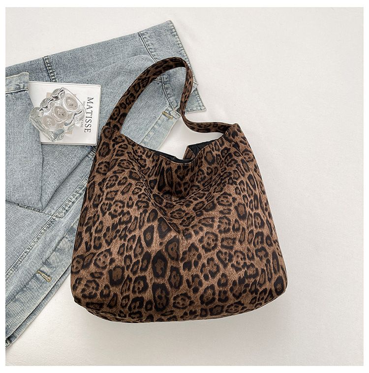 Large capacity leopard print tote bag, women's deer skin velvet new versatile commuting bag, lazy and casual, niche single shoulder women's bag