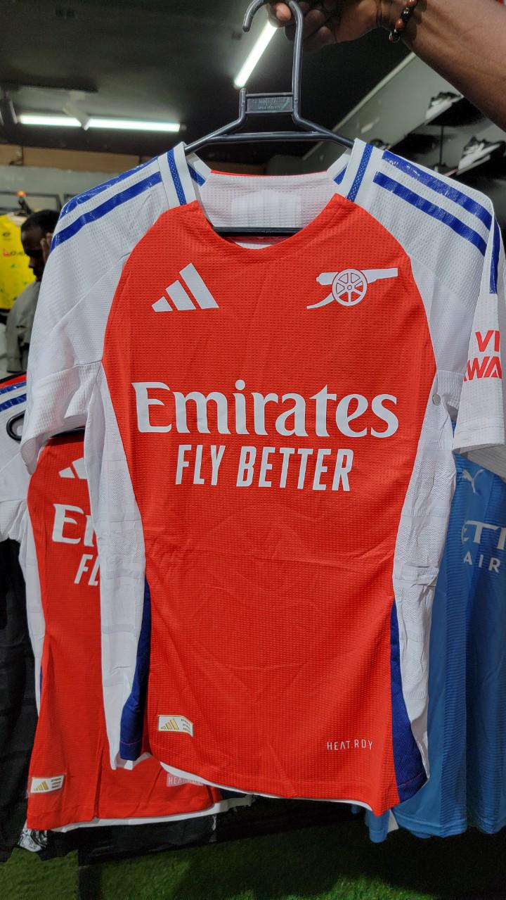 ARSENAL JERSEY ORIGINAL 🎱These present season Jersey material is a high end quality non fading and durable. It is fashionable and suitable in all seasons. They are variant with football seasons.