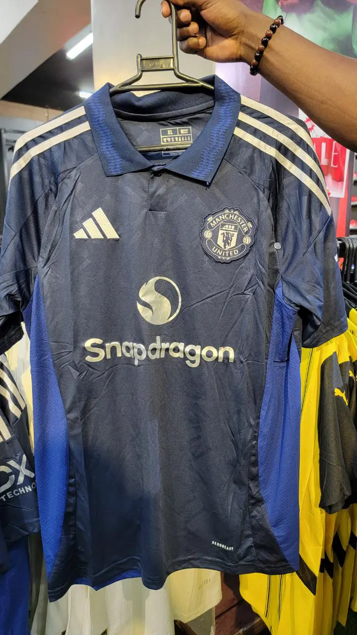 MANCHESTER UNITED JERSEY 🎱These present season Jersey material is a high end quality non fading and durable. It is fashionable and suitable in all seasons. They are variant with football seasons.