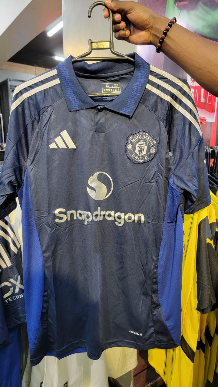 MANCHESTER UNITED JERSEY 🎱These present season Jersey material is a high end quality non fading and durable. It is fashionable and suitable in all seasons. They are variant with football seasons.