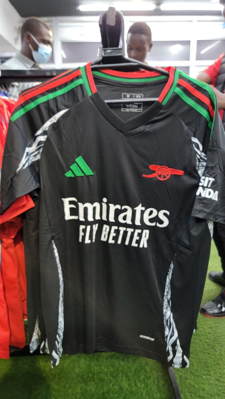ARSENAL ORIGINAL QUALITY 🎱These present season Jersey material is a high end quality non fading and durable. It is fashionable and suitable in all seasons. They are variant with football seasons.