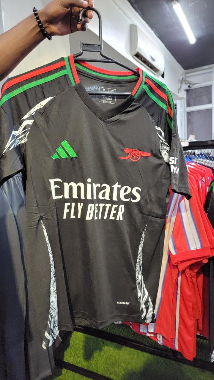 ARSENAL ORIGINAL QUALITY 🎱These present season Jersey material is a high end quality non fading and durable. It is fashionable and suitable in all seasons. They are variant with football seasons.