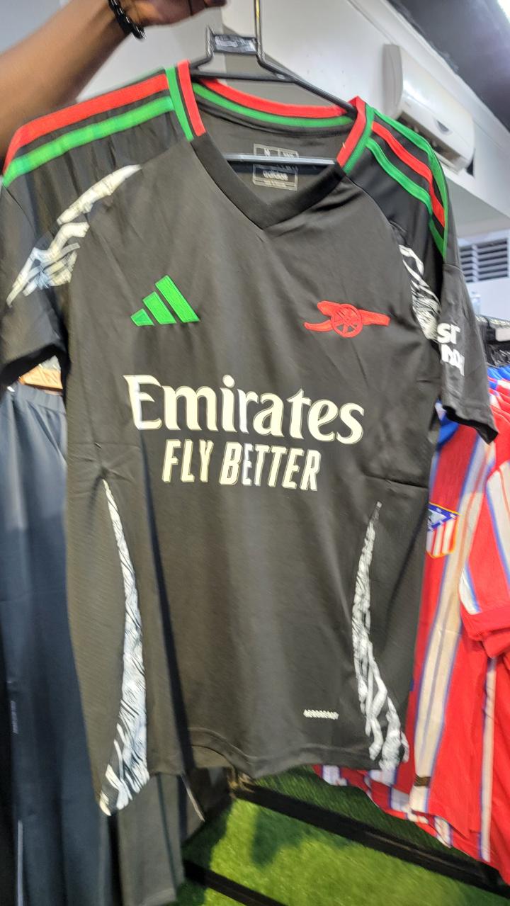 ARSENAL ORIGINAL QUALITY 🎱These present season Jersey material is a high end quality non fading and durable. It is fashionable and suitable in all seasons. They are variant with football seasons.