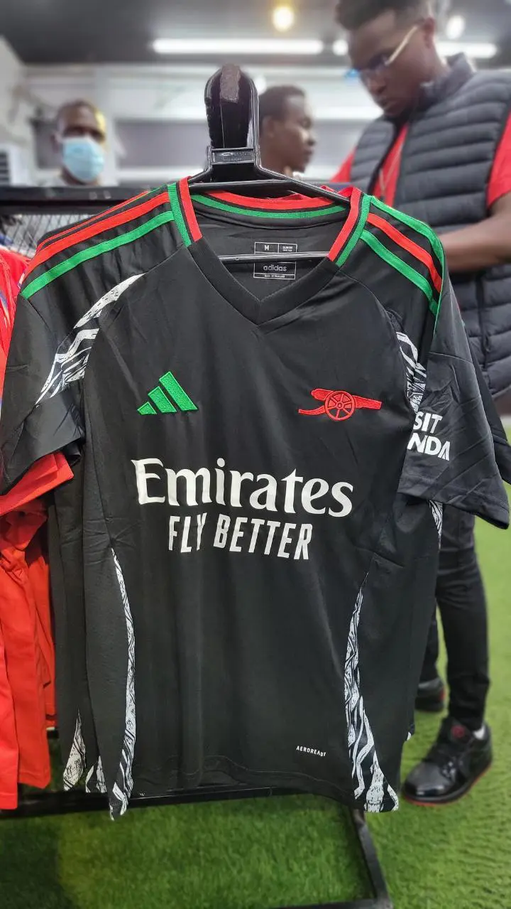 ARSENAL ORIGINAL QUALITY 🎱These present season Jersey material is a high end quality non fading and durable. It is fashionable and suitable in all seasons. They are variant with football seasons.