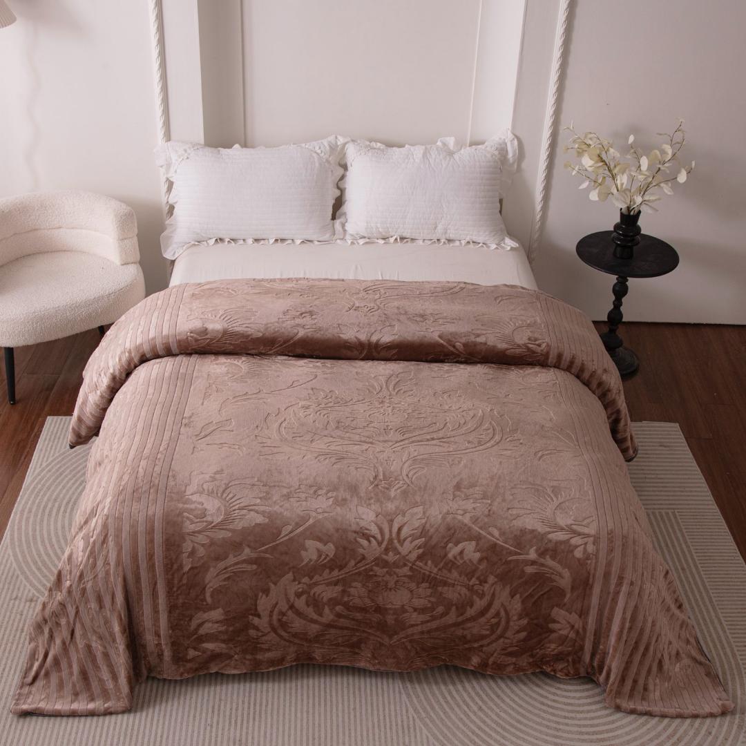🔥🔥SOFT SILK DUVET
*Newest in the market!*
Warm and woolen on the inside 
1 duvet
1 bedsheet 
2 pillow cases

6*7