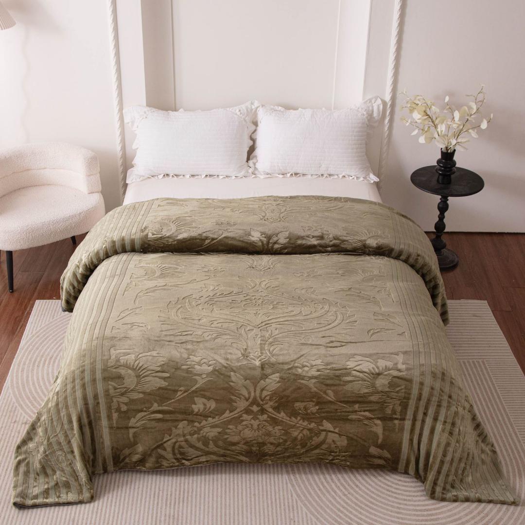 🔥🔥SOFT SILK DUVET
*Newest in the market!*
Warm and woolen on the inside 
1 duvet
1 bedsheet 
2 pillow cases

6*7