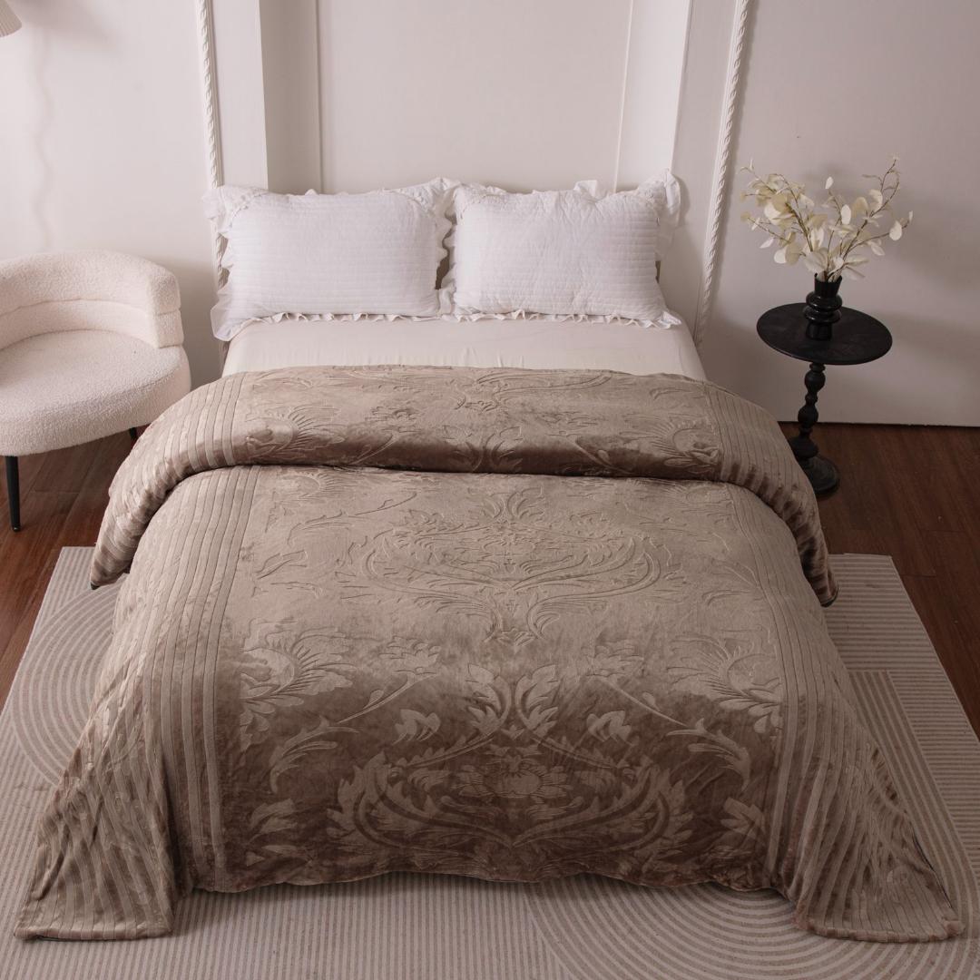 🔥🔥SOFT SILK DUVET
*Newest in the market!*
Warm and woolen on the inside 
1 duvet
1 bedsheet 
2 pillow cases

6*7