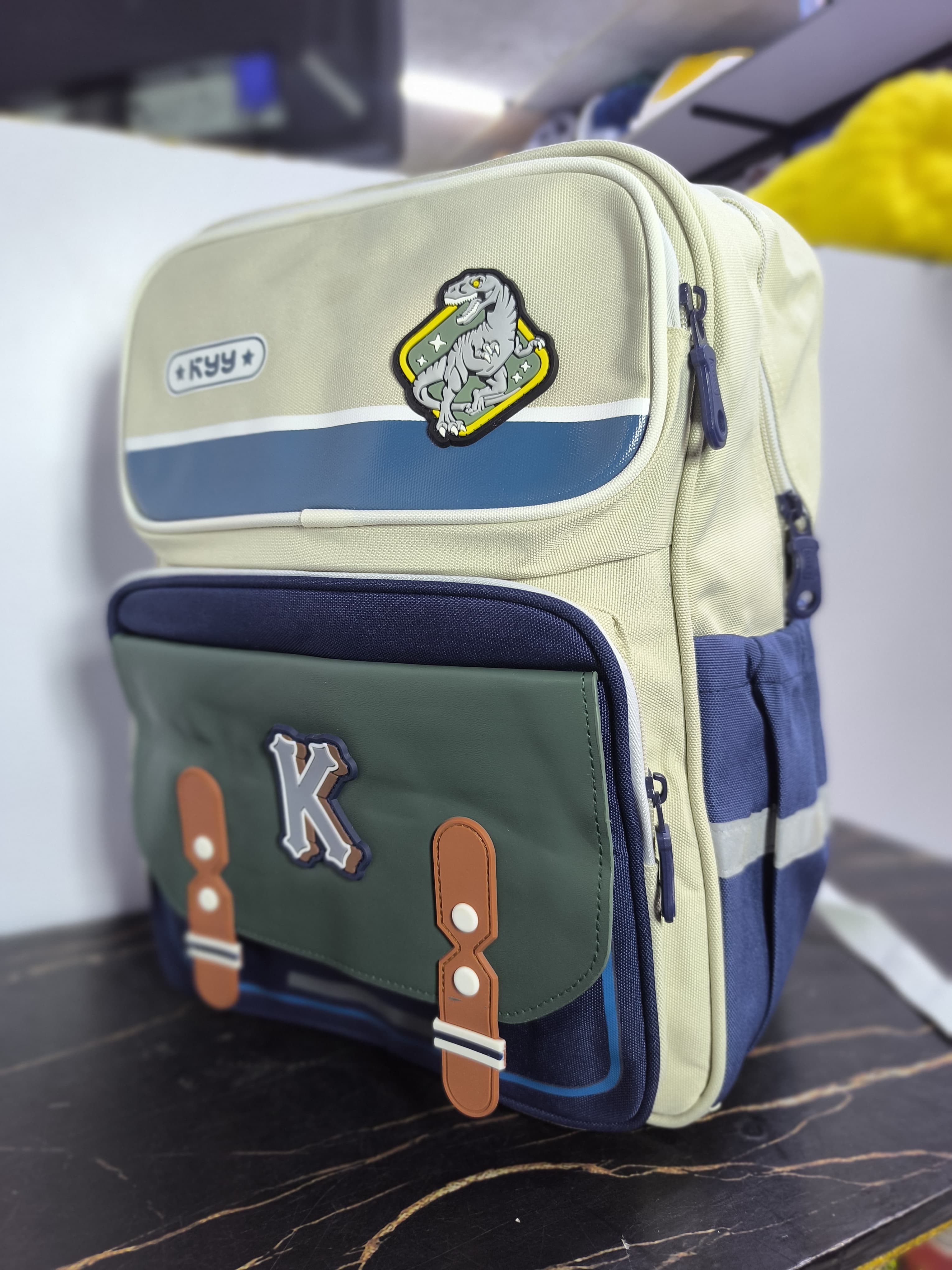 KIDS Heavy capacity school bag**Type:* Back pack
▪️ *Material:* Oxford
▪️ *Closure:* zipper
▪️ *Suitable for grade 1-4*