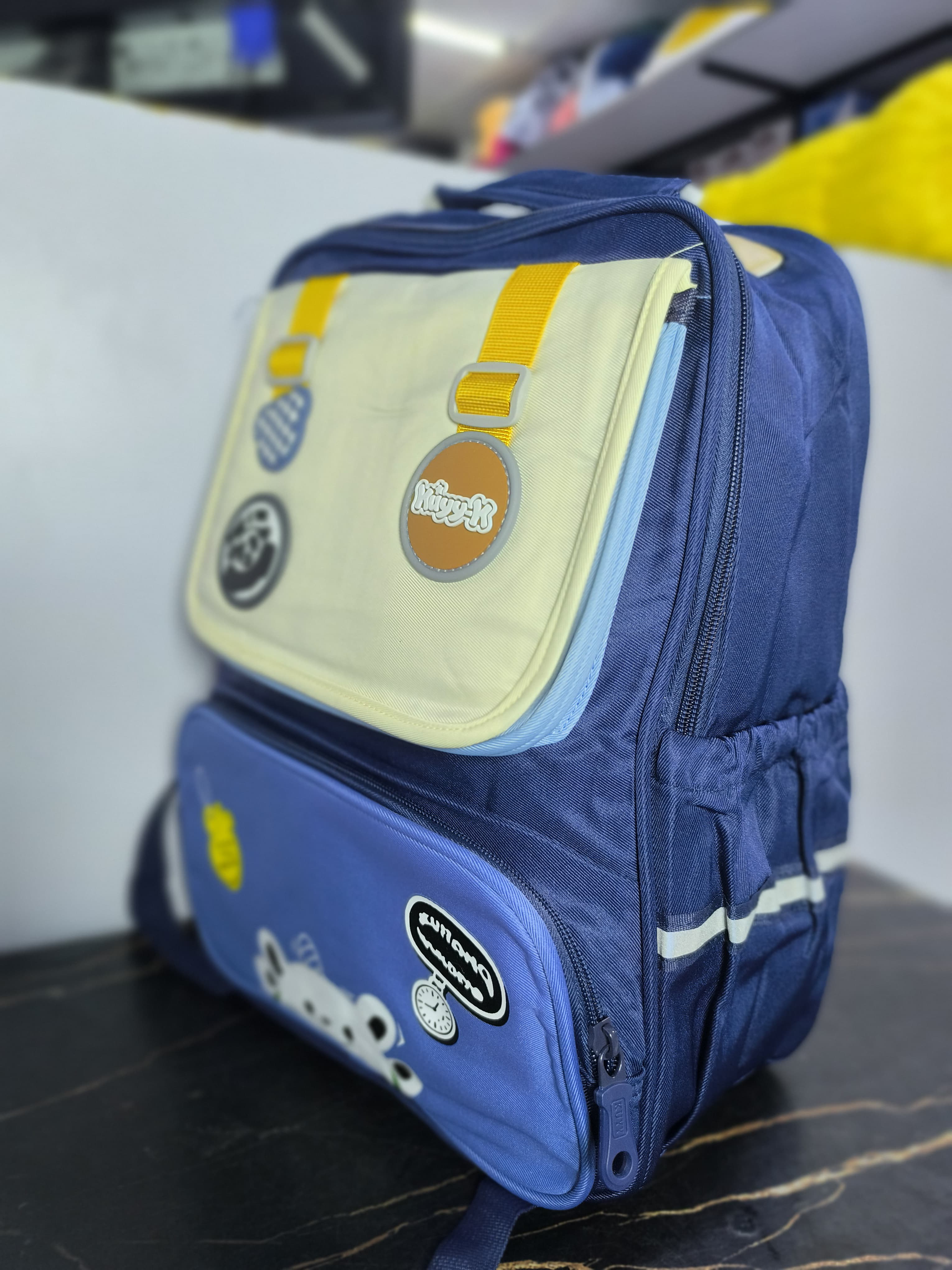 KIDS Heavy capacity school bag**Type:* Back pack
▪️ *Material:* Oxford
▪️ *Closure:* zipper
▪️ *Suitable for grade 1-4*
