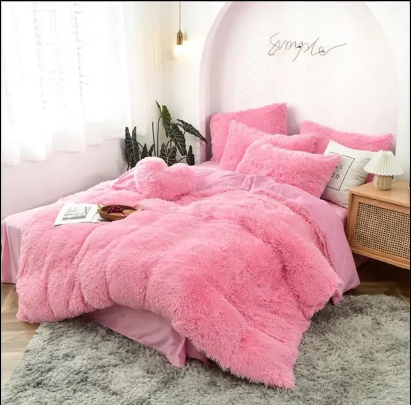 Fluffy duvets 

✨1 pc duvet 

✨1 pc bedsheet 

✨2 pcs pillow cases 

✨2 pcs Throw pillow cases 

6x7