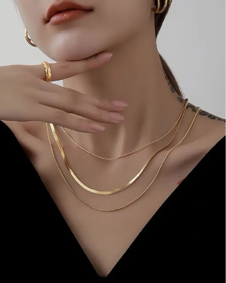 Triple layered flat snake bone blade chain with a sense of hierarchy, niche, light luxury, couple's best friend necklace, women's Instagram style, fashionable, versatile, sexy sweater chain