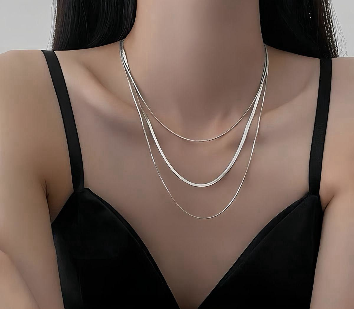 Triple layered flat snake bone blade chain with a sense of hierarchy, niche, light luxury, couple's best friend necklace, women's Instagram style, fashionable, versatile, sexy sweater chain