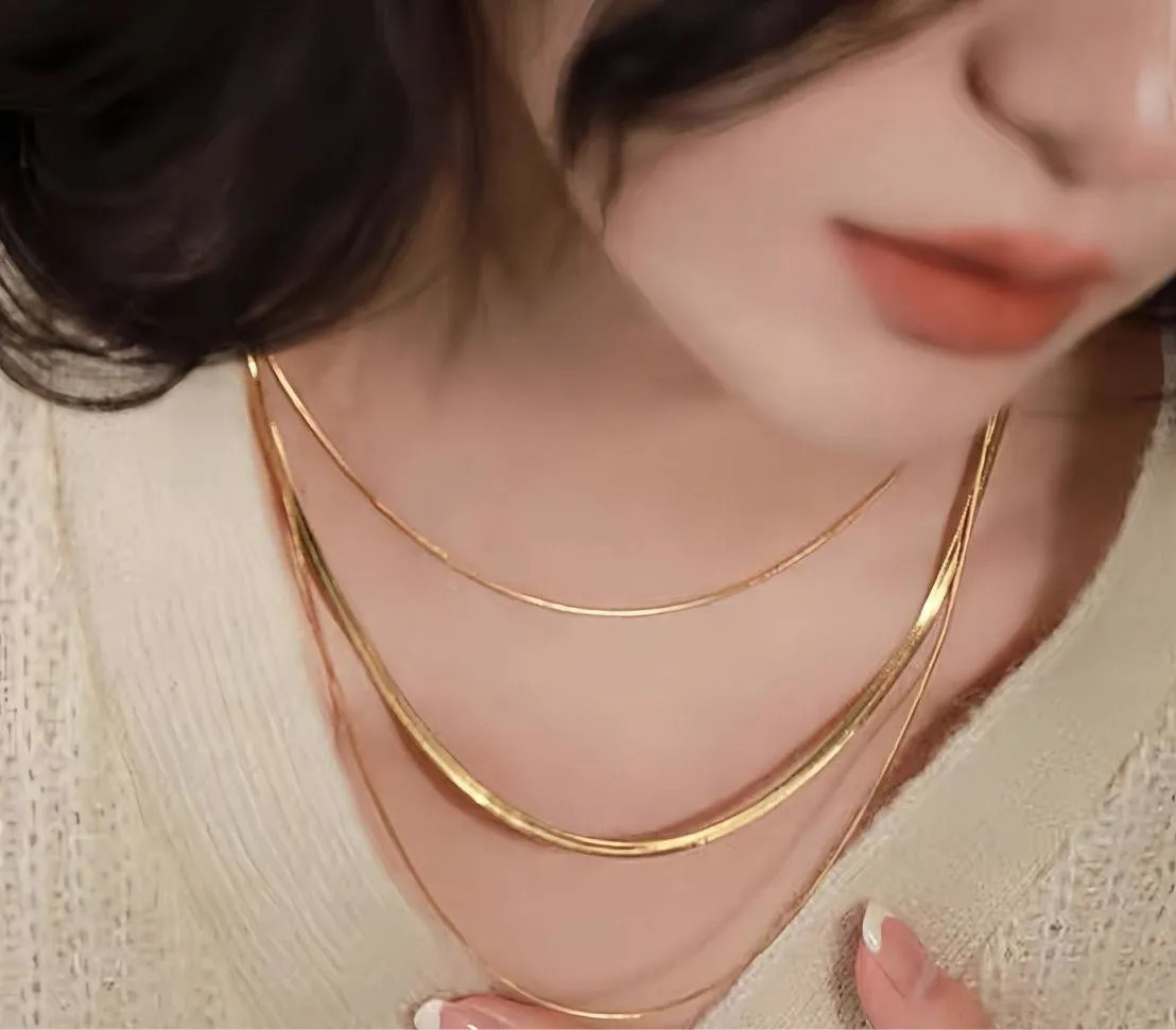 Triple layered flat snake bone blade chain with a sense of hierarchy, niche, light luxury, couple's best friend necklace, women's Instagram style, fashionable, versatile, sexy sweater chain