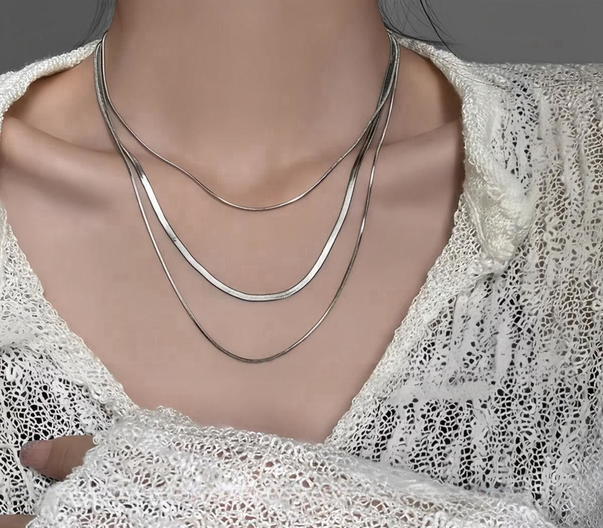 Triple layered flat snake bone blade chain with a sense of hierarchy, niche, light luxury, couple's best friend necklace, women's Instagram style, fashionable, versatile, sexy sweater chain