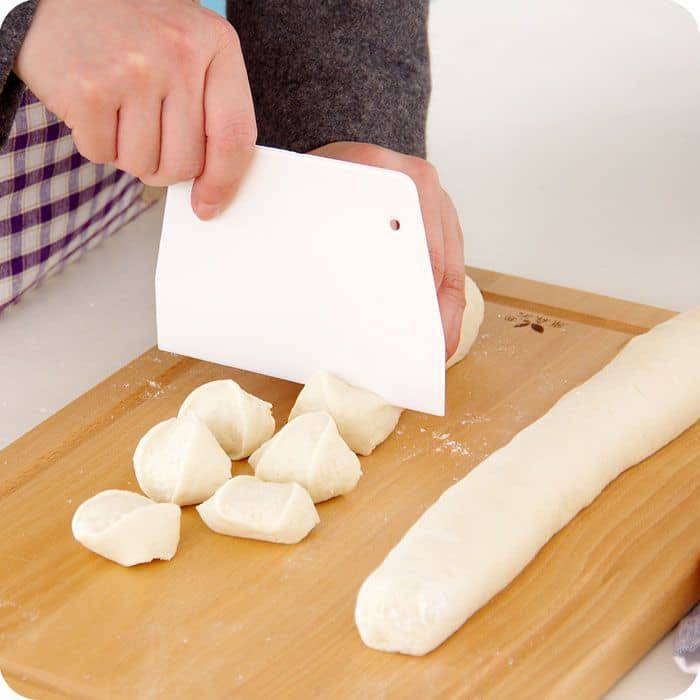 Multipurpose Plastic Cutter Dough Scraper Kitchen Baking Cake Food Kitchen Tools, Food Safe Plastic Dough Cutter, Flexible Plastic Scraper, Multipurpose Food Scrappers for Bread Dough Cutting