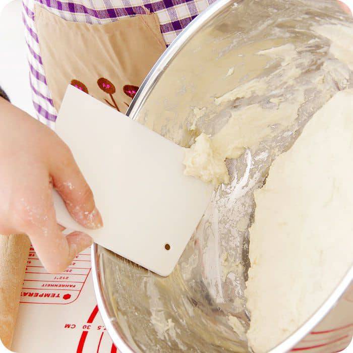 Multipurpose Plastic Cutter Dough Scraper Kitchen Baking Cake Food Kitchen Tools, Food Safe Plastic Dough Cutter, Flexible Plastic Scraper, Multipurpose Food Scrappers for Bread Dough Cutting
