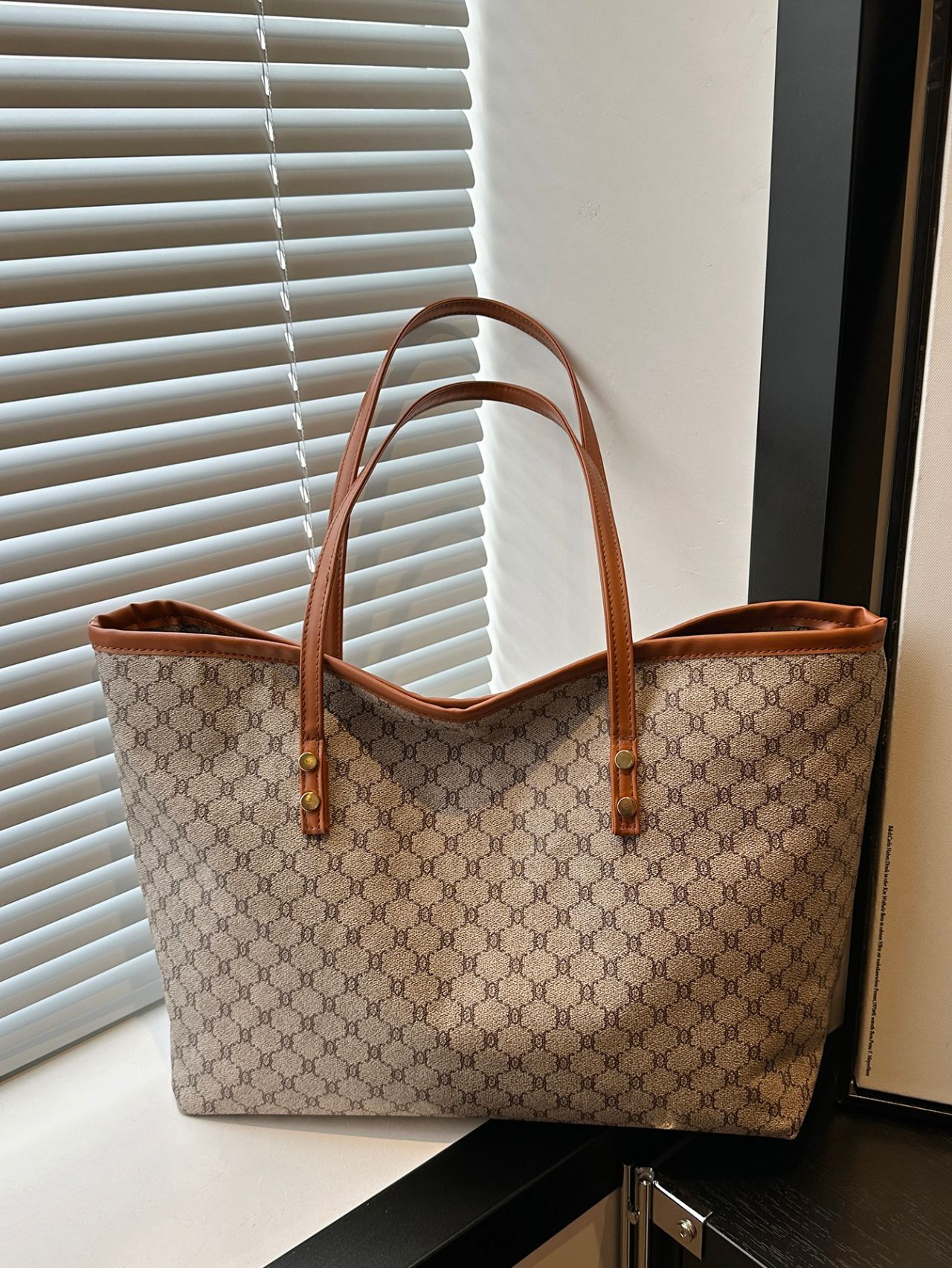 Fashionable Handheld Tote Bag for Women 2025 Spring/Autumn New Large Capacity Shoulder Bag Retro Underarm Bag