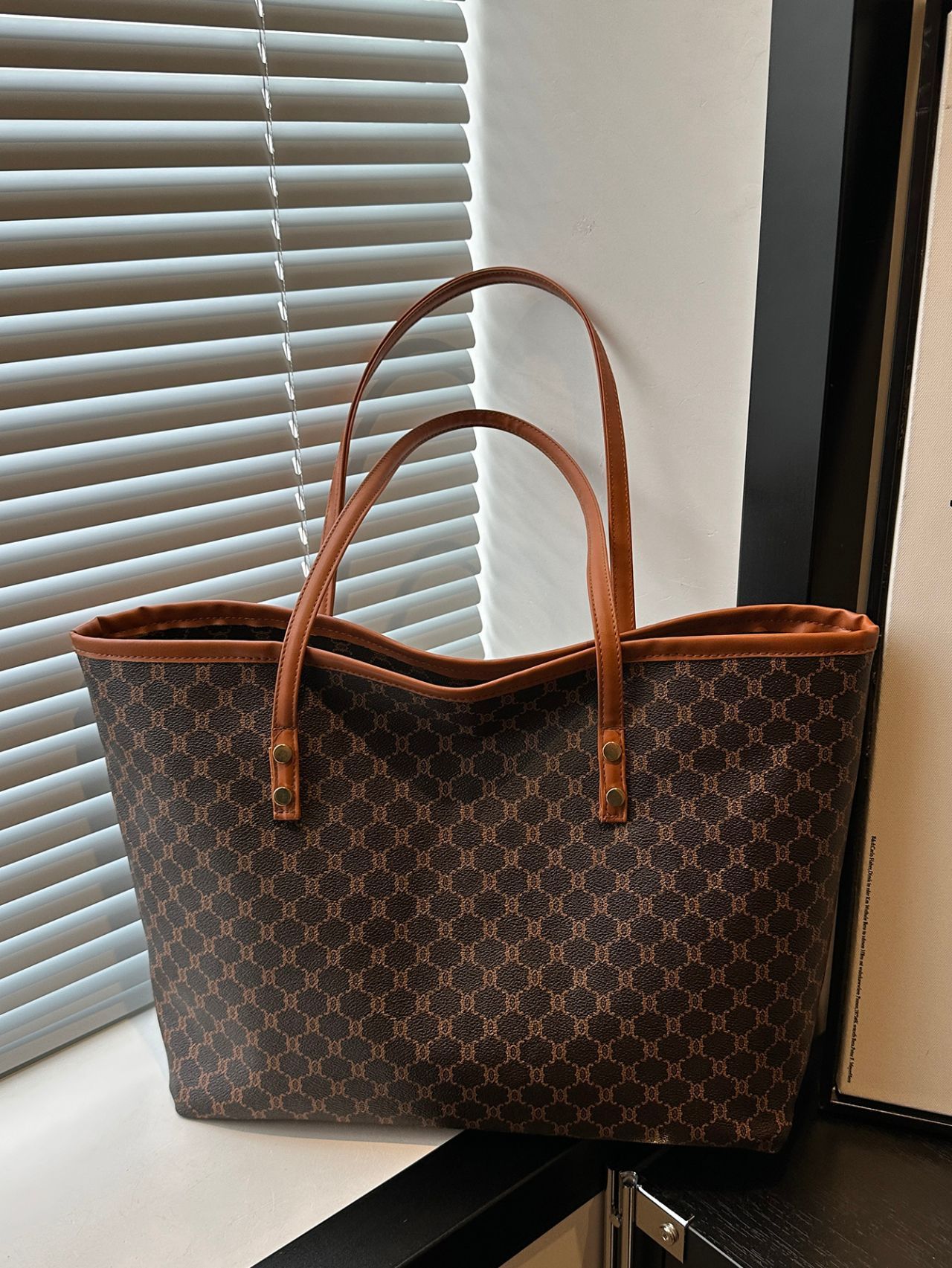 Fashionable Handheld Tote Bag for Women 2025 Spring/Autumn New Large Capacity Shoulder Bag Retro Underarm Bag