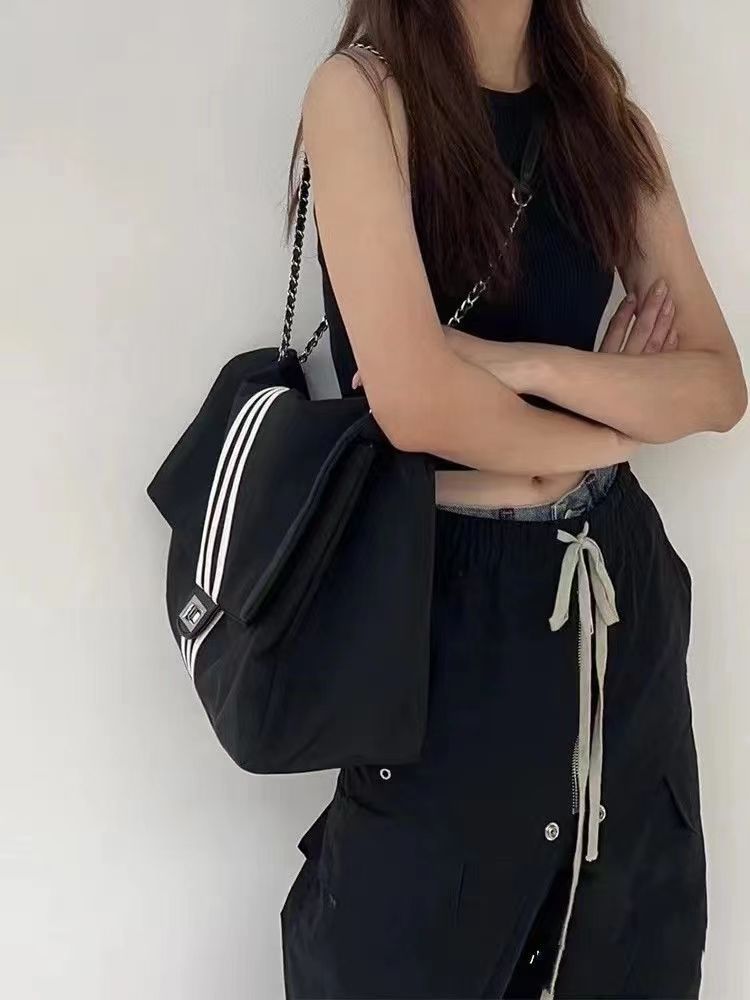 Casual canvas bag, women's new fashion chain tote bag, small fragrance style, large capacity crossbody bag, wandering bag