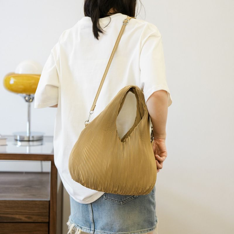 New women's bag, pleated bag, handbag, shoulder bag, crossbody bag, 2024 autumn niche large capacity Korean version, special features