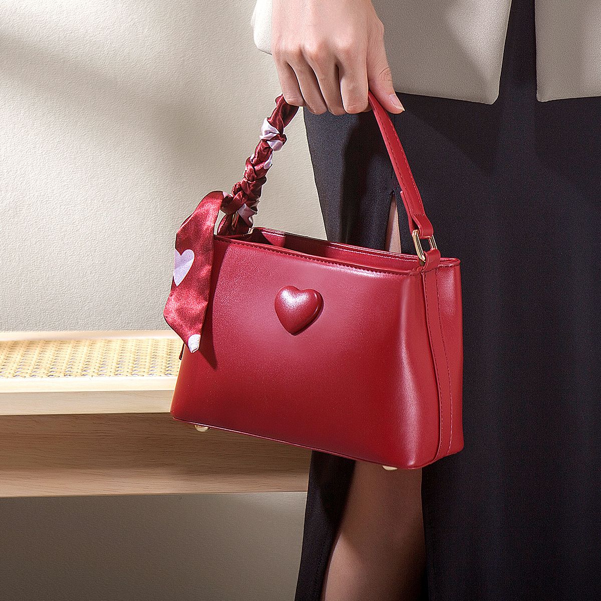 Red wedding bag, bride's wedding bag, women's 2025 new trendy retro style, large capacity portable water bucket bag, vegetable basket bag