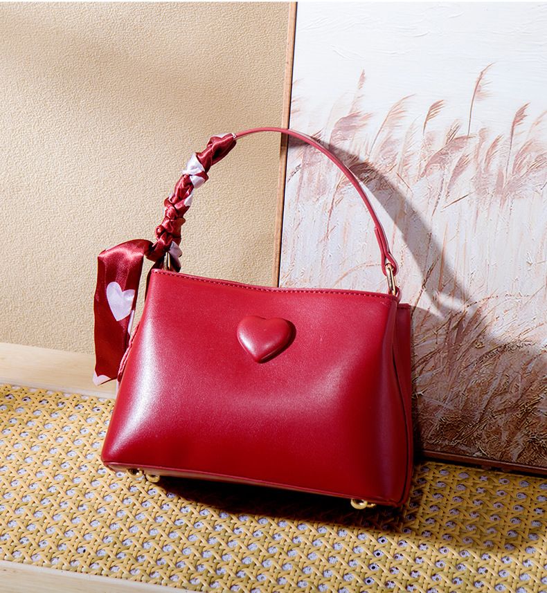 Red wedding bag, bride's wedding bag, women's 2025 new trendy retro style, large capacity portable water bucket bag, vegetable basket bag