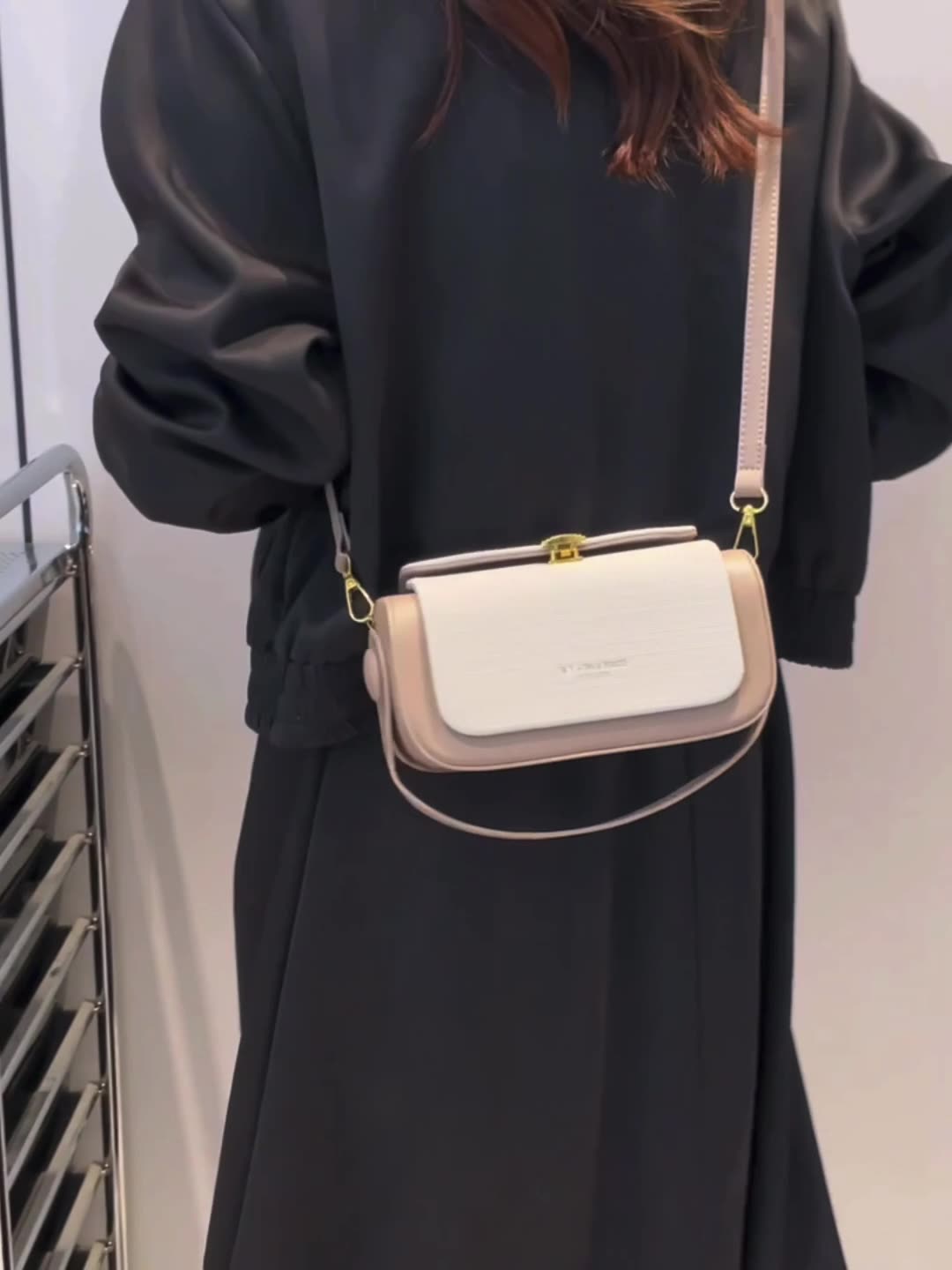 Luxury retro box bag with a high-end feel, women's 2025 new item, niche color collision single shoulder crossbody bag, commuting small square bag