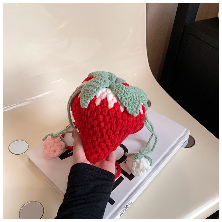 Finished crocheted yarn strawberry bag, cute new women's bag, trendy and creative woven bag, fashionable single shoulder crossbody bag
