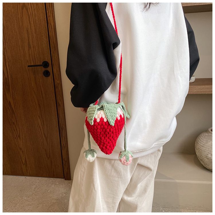 Finished crocheted yarn strawberry bag, cute new women's bag, trendy and creative woven bag, fashionable single shoulder crossbody bag