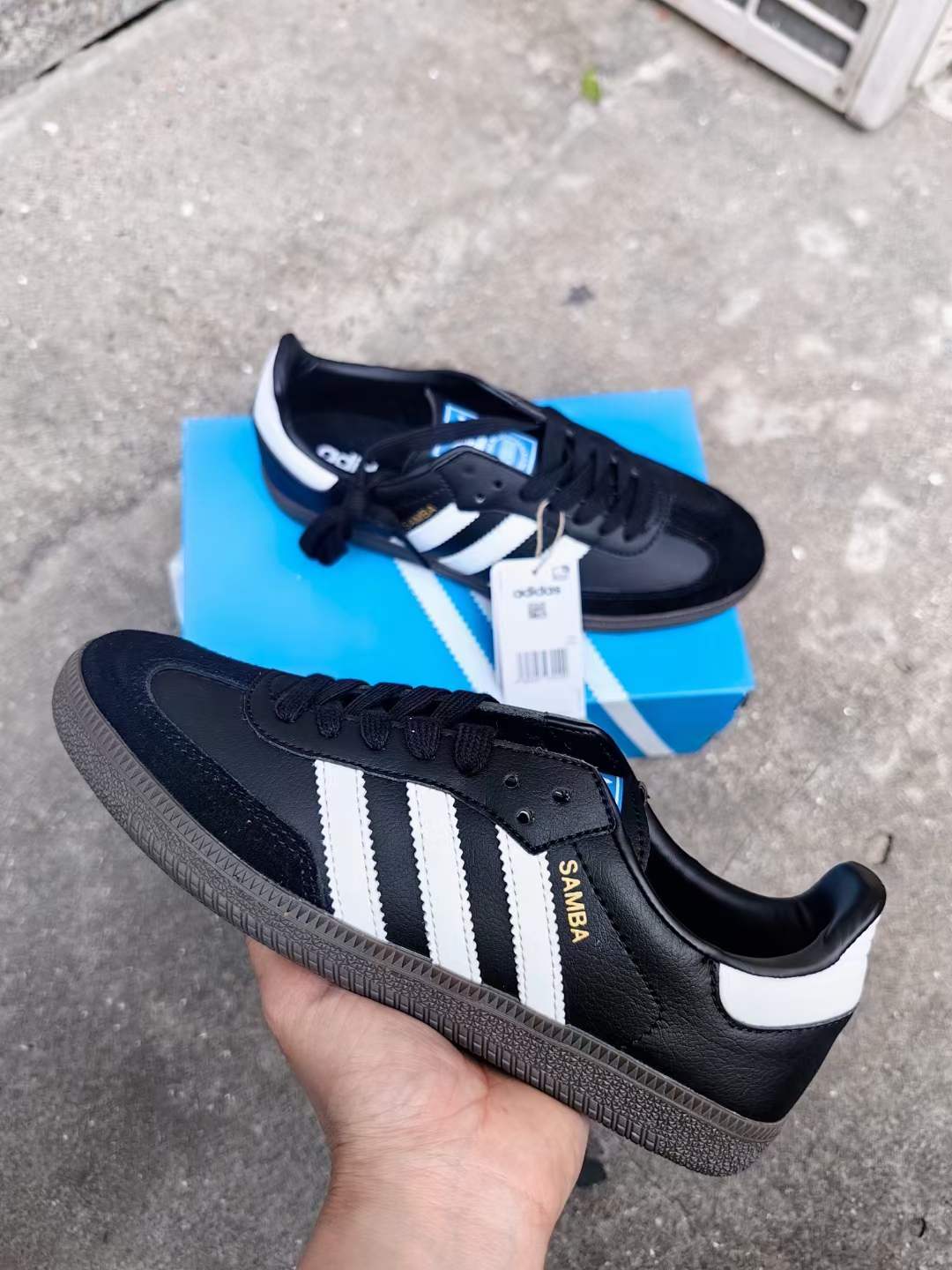 ADIDAS SAMBA Quality Leather Unisex Sneakers: Expertly crafted with premium leather, offering timeless style and comfort for both men and women. Perfect for casual and everyday wear