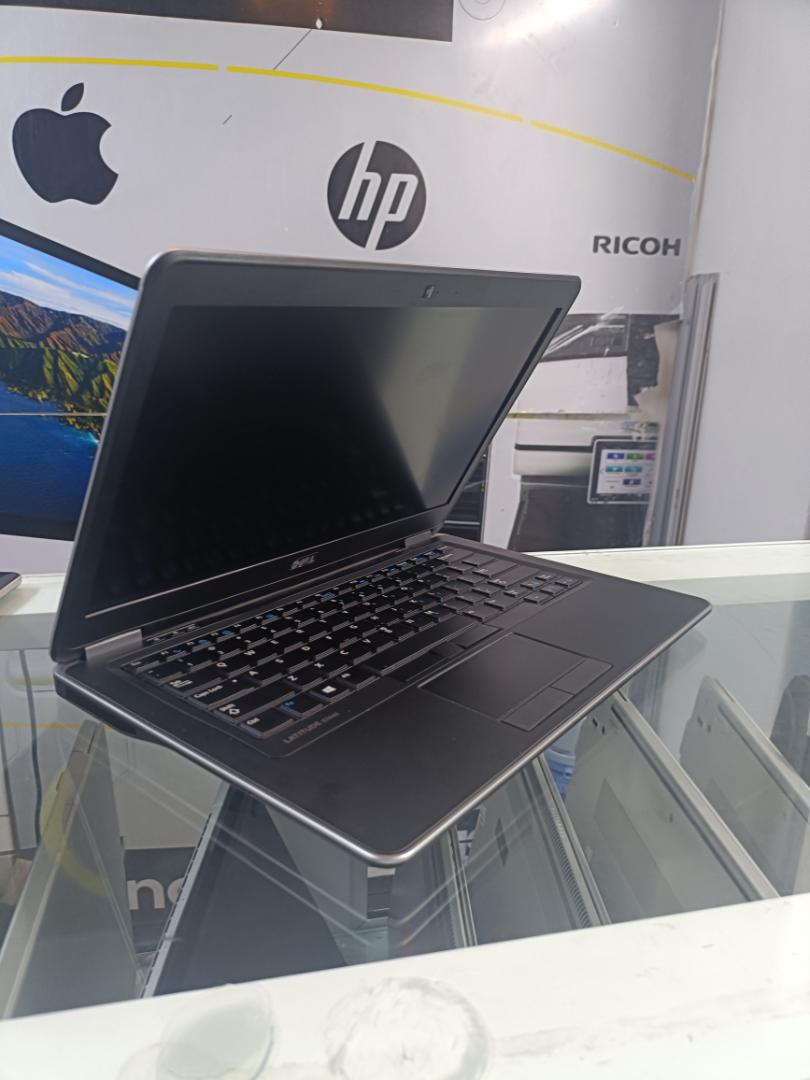 Dell latitude 7440 Core i5 Specs

Processor: Intel Core i7 (4th generation) processor.

RAM: 8GB of DDR3 or DDR3L RAM. 

Storage: 500GB Hard Disk Drive (HDD).