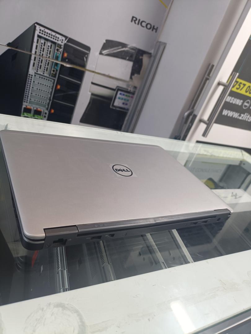 Dell latitude 7440 Core i5 Specs

Processor: Intel Core i7 (4th generation) processor.

RAM: 8GB of DDR3 or DDR3L RAM. 

Storage: 500GB Hard Disk Drive (HDD).