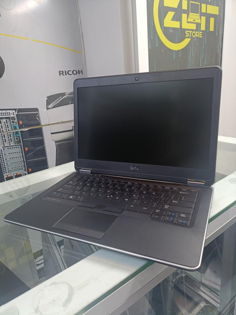Dell latitude 7440 Core i5 Specs

Processor: Intel Core i7 (4th generation) processor.

RAM: 8GB of DDR3 or DDR3L RAM. 

Storage: 500GB Hard Disk Drive (HDD).