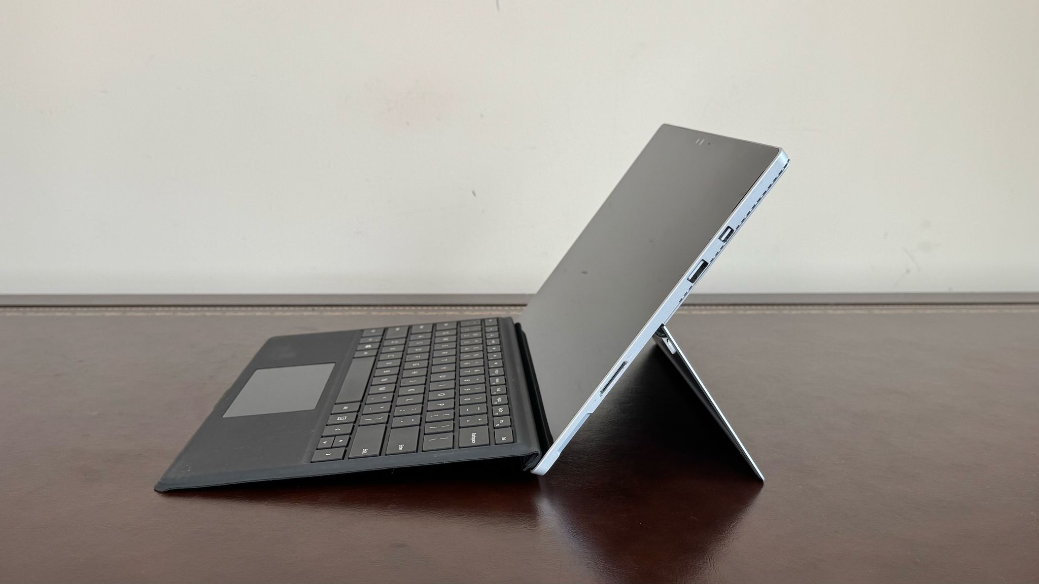 MICROSOFT SURFACE PRO 3 COI5 4TH GENERATION 4GBRAM 128GSSD DETACHABLE
 A versatile 2-in-1 device that combines the portability of a tablet with the functionality of a laptop.