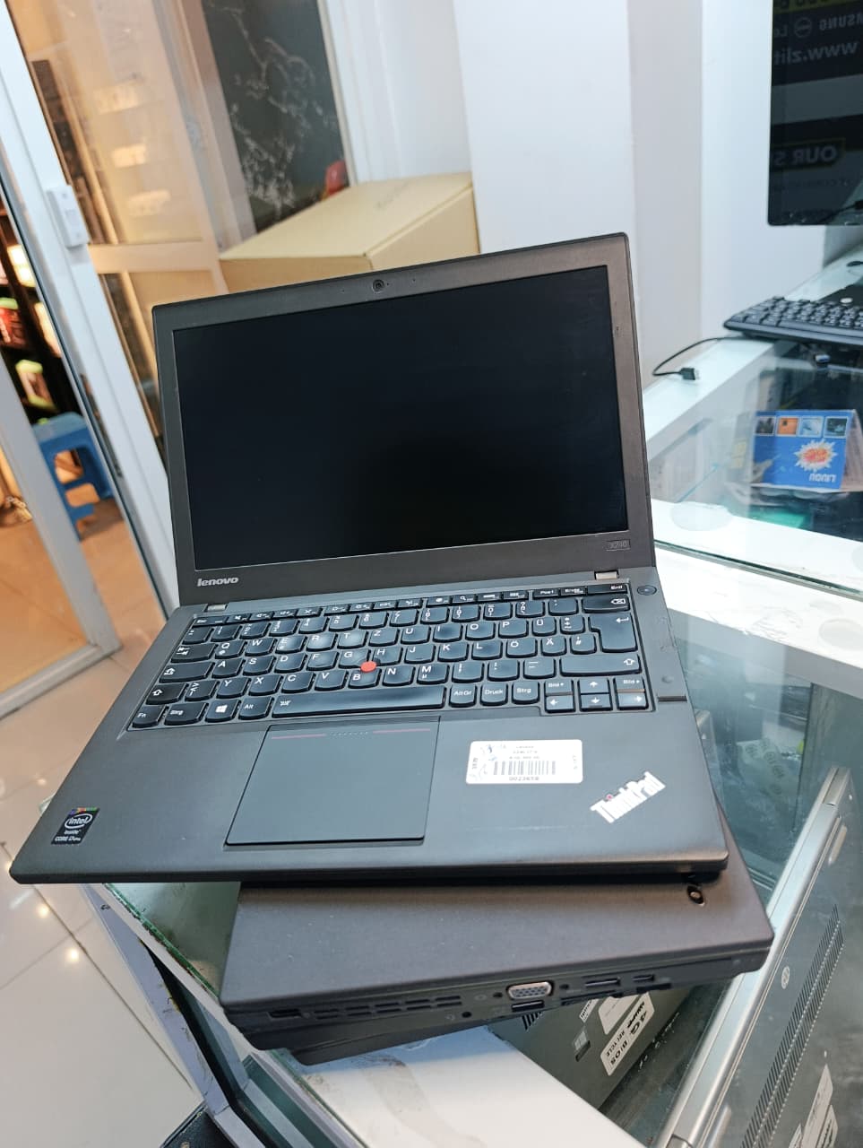 LENOVO THINKPAD X240 COI5 4TH GENERATION 8GBRAM 256GBSSD BLACK
Sleek and lightweight design, starting at just 3.04 lbs, for easy portability
Comprehensive connectivity options, including USB 3.0, HDMI
