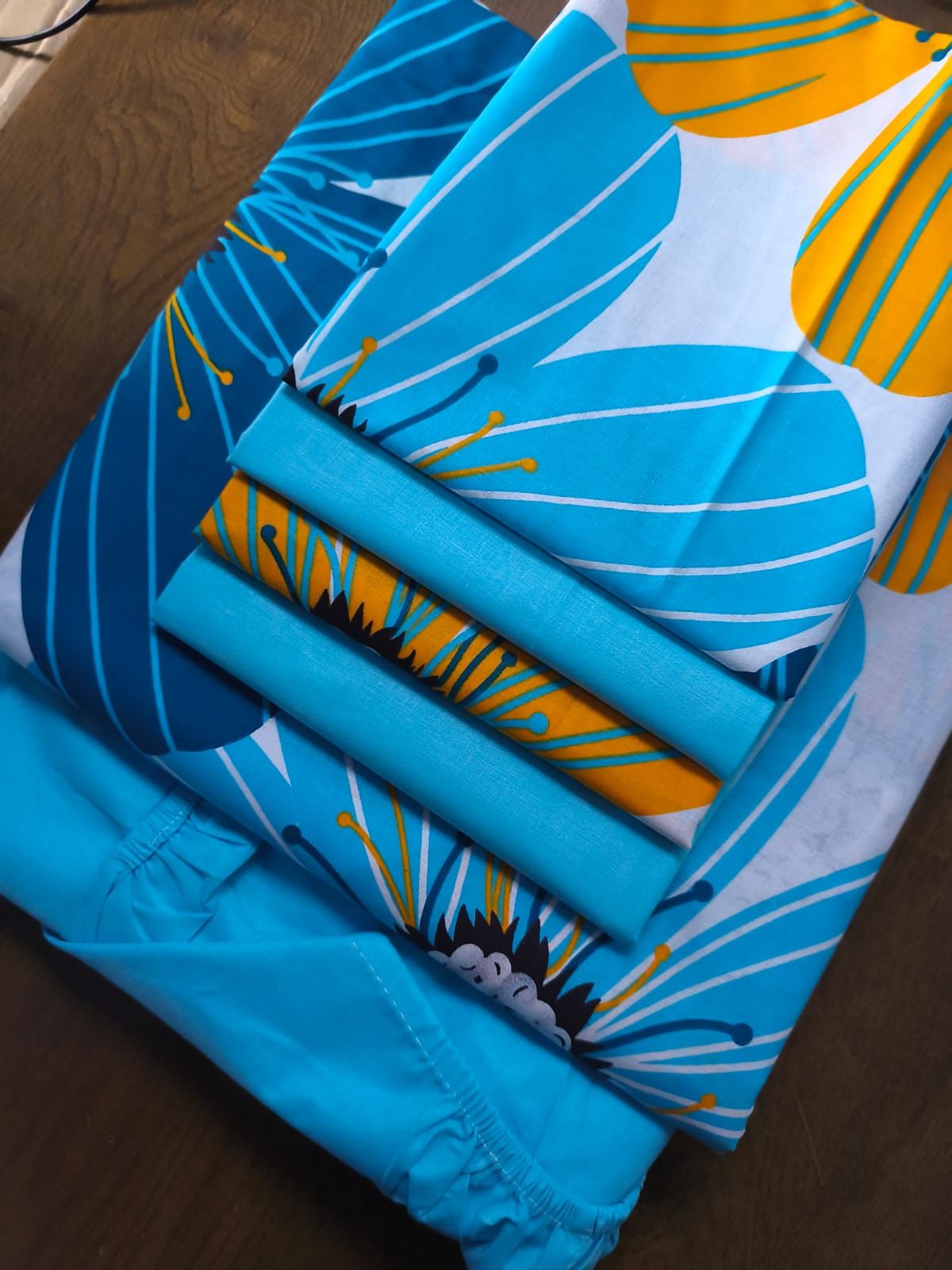 6 pieces (7x8) High quality Pure Cotton Bedsheet Set – 1 Flat Sheet, 1 Fitted Sheet (Elastic/bludder), 4 Pillowcases